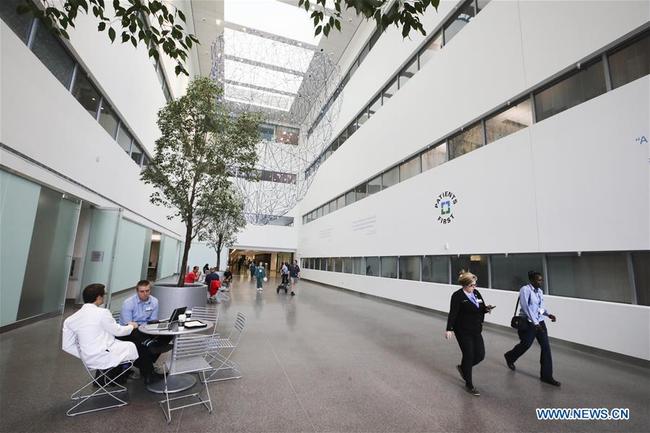 People walk inside a treatment building of Cleveland Clinic in Cleveland, Ohio, Aug. 22, 2018. [Photo: Xinhua]