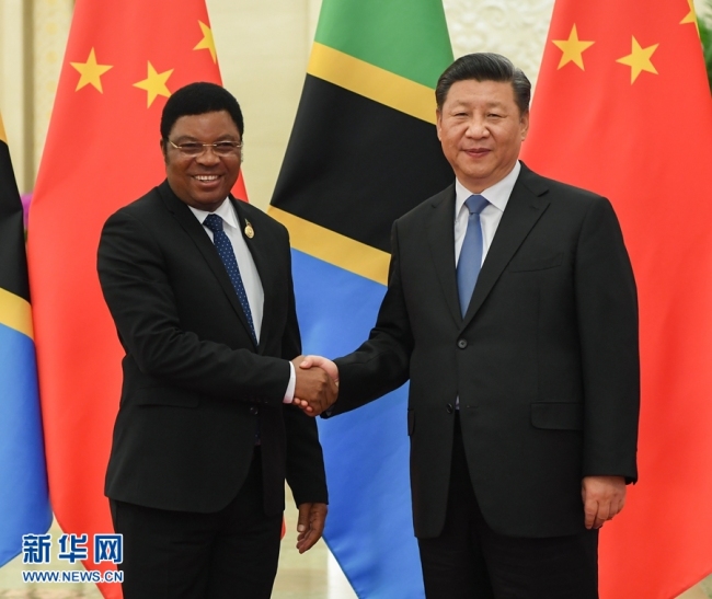 Chinese President Xi Jinping (R) meets with Tanzanian Prime Minister Kassim Majaliwa at the Great Hall of the People in Beijing, capital of China, Sept. 5, 2018. [Photo: Xinhua]