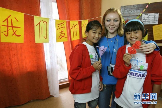 Chinese girls with their handicraft teacher at the Ocean All-Russia Children's Care Center in Vladivostok,Russia on July 21, 2008. [Photo: Xinhua/Zhengyue]