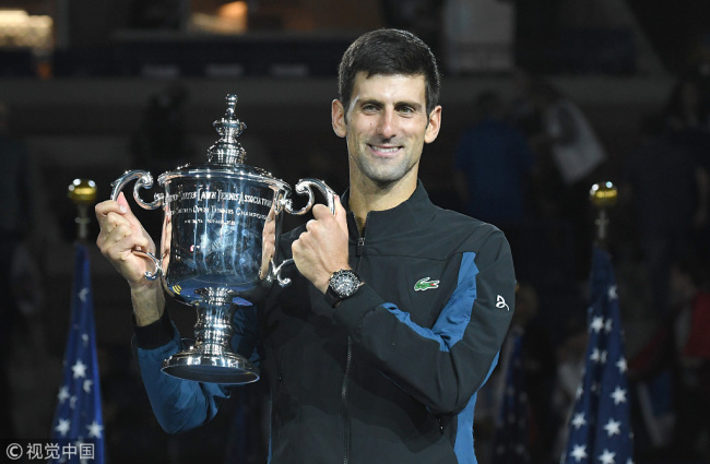Novak Djokovic raises his trophy after defeating Juan Martin Del Potro (ARG) in men's US Open finals at the Billie Jean King National Tennis Center in New York, Sunday, Sept. 9, 2018. [Photo: VCG]