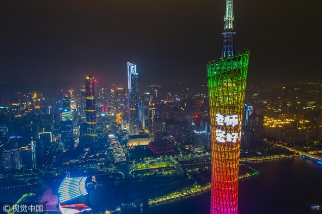 地标建筑为老师“亮灯”致敬 Landmarks were light up in China to celebrate Teachers' Day