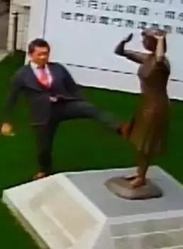 A Japanese right-winger kicks the memorial statue for "comfort women" in Taiwan. [Photo:huaxia.com]