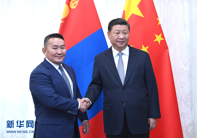 Chinese President Xi Jinping (R) meets with Mongolian President Khaltmaa Battulga (L) in Vladivostok, Russia on Wednesday, September 12, 2018. [Photo: Xinhua]