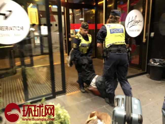 This photo published by the Global Times allegedly shows Swedish police ejecting a Chinese national from a hotel in Stockholm, Sweden on September 2, 2018. [Photo: huanqiu.com]