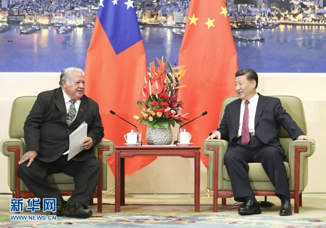 Chinese President Xi Jinping meets with Samoan Prime Minister Tuilaepa Sailele Malielegaoi in Beijing on September 18, 2018. [Photo: Xinhua]