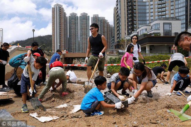 台风过后中国南方开展善后清理工作 Typhoon cleanup underway in southern China