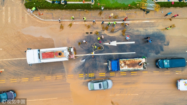 台风过后中国南方开展善后清理工作 Typhoon cleanup underway in southern China