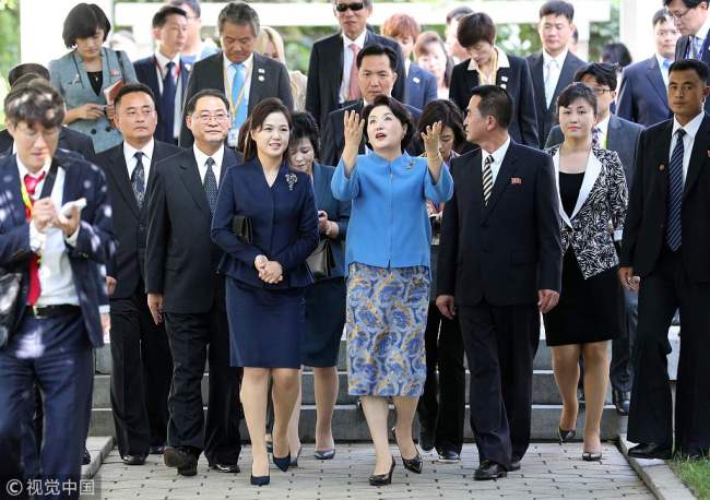 Kim Jung-sook (C), wife of South Korean President Moon Jae-in, talks with Ri Sol Ju (centre L), wife of DPRK top leader Kim Jong Un, during a visit to the Kim Won-gyun Conservatory in Pyongyang on September 18, 2018. [Photo: Pyeongyang Press Corps]