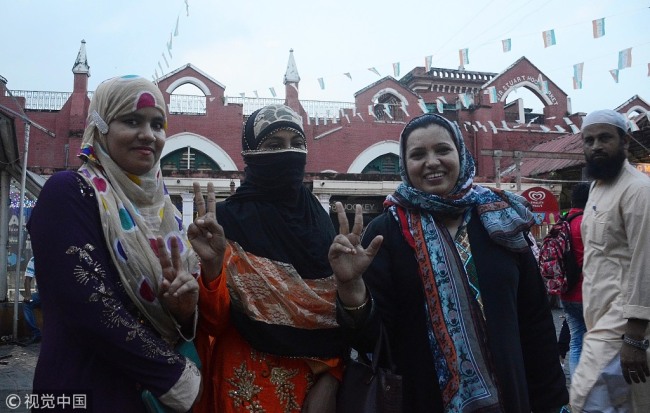 Indian Muslim women shows the victory sign after the historical judgement of Supreme Court on Triple Talaq has been declared unconstitutional on Tuesday, 22nd August, 2017 in Kolkata, India. [File photo: VCG]