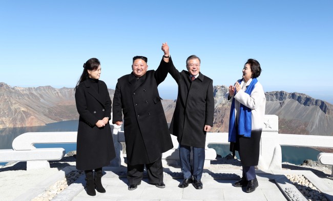 North Korean leader Kim Jong Un (2nd L) and his wife Ri Sol Ju (1st L) pose with South Korean President Moon Jae-in (2nd R) and his wife Kim Jung-sook (1st R) on the top of Mount Paektu on September 20, 2018. [Photo: IC]