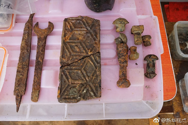 Items salvaged from the shipwrecked cruiser Jingyuan. [Photo: Xinhua]