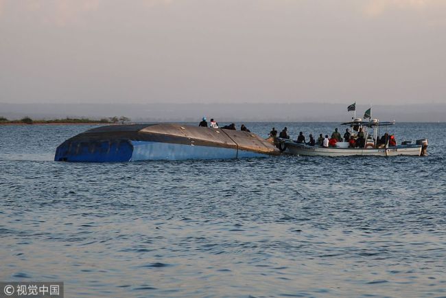 Investigators on boat work on the capsized ferry MV Nyerere which killed 131 people in Lake Victoria, Tanzania, on September 21, 2018. Tanzanian President John Magufuli on September 21 ordered the arrest of the management of a ferry that capsized in Lake Victoria, as the death toll climbed to 131 and rescue workers pressed on with the search to find scores more people feared drowned. [Photo: VCG]