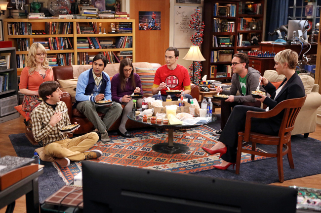 All the seven leading characters have a lunch at Sheldon and Leonard's apartment in this still from The Big Bang Theory. [Photo: VCG]