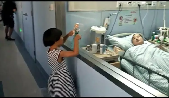 7岁女孩捐骨髓救妈妈 7-year-old girl donates bone-marrow to save mom
