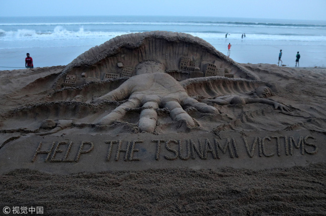 艺术家作沙雕呼吁帮助印尼海啸受害者 Artist creates sand sculpture to help Indonesia's tsunami victims