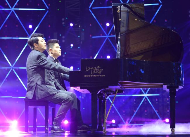 Liu Hao and Lang Lang jointly performed a duet in a TV program. [Photo：courtesy of Liu Hao's mother Kang Guiqin]