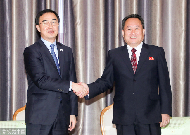 Chairman of the (North Korean) Committee for the Peaceful Reunification of the Country, Ri Son-Gwon (R) greets South Korean Unification Minister Cho Myoung-Gyon at the Pyongyang International Airport in Pyongyang, North Korea, on October 4, 2018. [Photo: VCG]