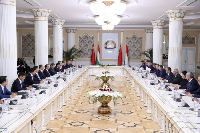 Chinese Premier Li Keqiang holds talks with Tajik Prime Minister Kokhir Rasulzoda in Dushanbe, the capital of Tajikistan, on Saturday, October 13, 2018. [Photo: gov.cn]