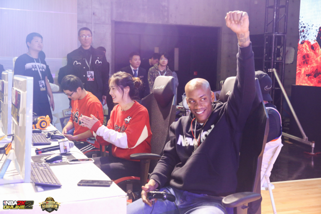 Stephon Marbury trying his hand at e-sports at an event in Beijing, October 14, 2018. [Photo: China Plus/Bai Kuang]