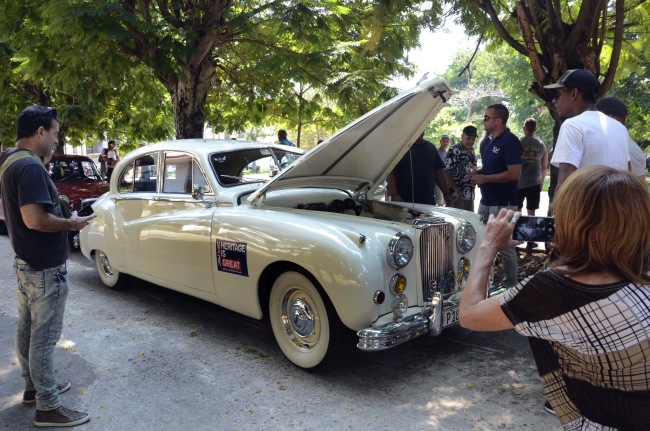 Vintage automobile owners spend a lot to maintain their vehicles in good condition. [Photo:Xinhua]