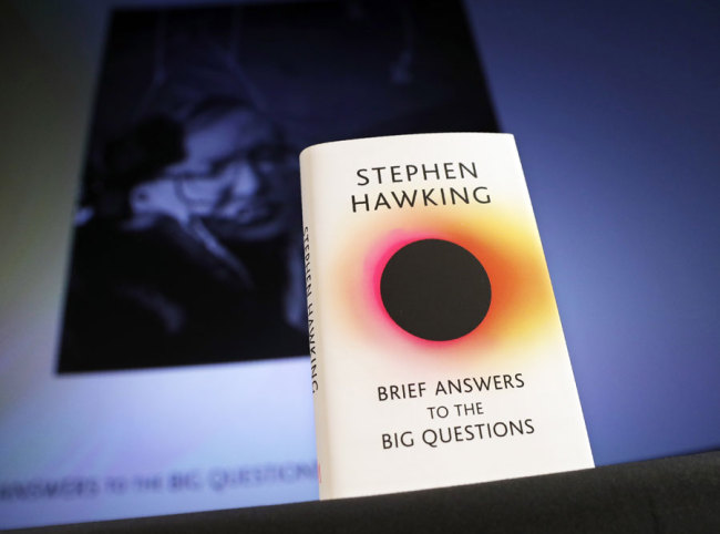 Photo taken on Oct. 15, 2018 shows a copy of "Brief Answers to the Big Questions", the final book by Stephen Hawking, with a projected image of Stephen Hawking behind, at the book's global launch at the Science Museum in London, Britain. [Photo: AFP/ADRIAN DENNIS]
