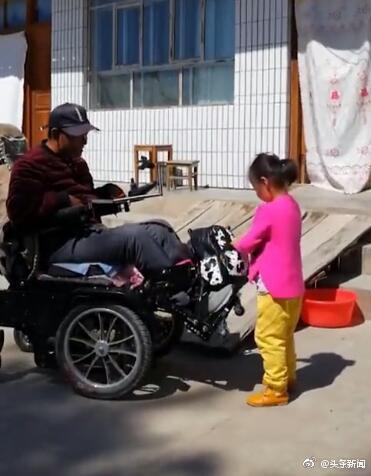 6岁女童照顾父亲成网红 Girl, 6, taking care of paralyzed father goes viral