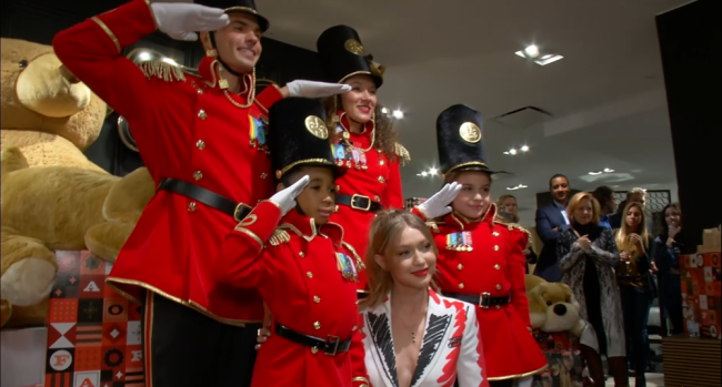 Supermodel Gigi Hadid embraced her inner child Tuesday (24 OCT. 2018) as she launched a new toy soldier uniform for U.S. toy store FAO Schwarz. [Photo：AP]