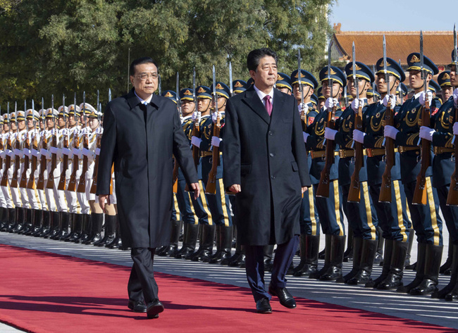 Premier Li Keqiang welcomes visiting Japanese Prime Minister Shinzo Abe at the Great Hall of the People in Beijing. [Photo: gov.cn]