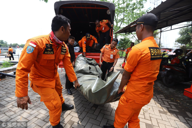 Members of a rescue team prepare to search for survivors from the Lion Air flight JT 610, which crashed into the sea, at Jakarta seaport ‍on October 29, 2018./ VCG Photo