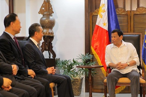Chinese State Councilor and Foreign Minister Wang Yi meets with Philippine President Rodrigo Duterte in Davao, the Philippines, Oct. 29, 2018. [Photo: gov.cn]