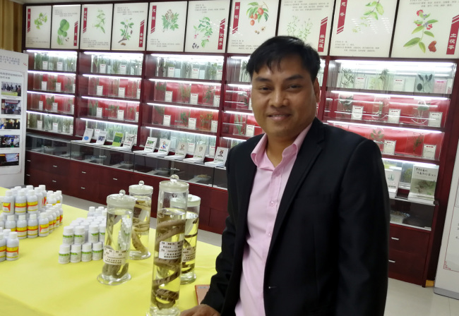 Cambodian doctor Sieng Buthan at the Traditional Chinese Medicine Hospital of Wuzhou in Guangxi, October 28, 2018 [Photo: China Plus/Sang Yarong]