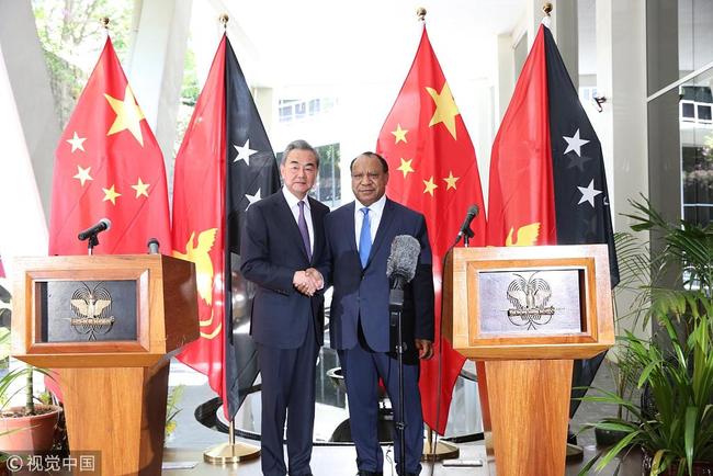  Chinese State Councilor and Foreign Minister Wang Yi shakes hands with Papua New Guinea Foreign Minister Rimbink Pato during the joint press conference in Port Moresby on Wednesday, October 31, 2018. [Photo: VCG]