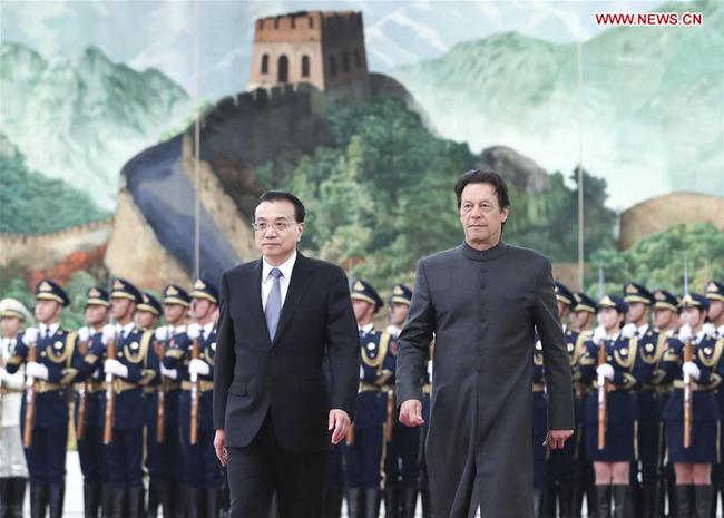 Chinese Premier Li Keqiang (L) holds a welcome ceremony for Pakistani Prime Minister Imran Khan before their talks in Beijing, capital of China, Saturday, November 3, 2018. [Photo: Xinhua]