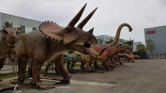 Animatronic dinosaur replicas in all forms and sizes on display outside Gengu Dinosaurs' factory in Zigong City.[Photo: CGTN]