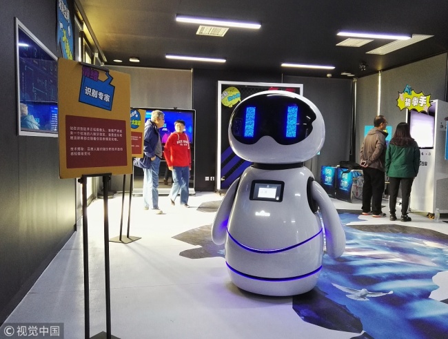 Visitors enjoy the convenience brought by various artificial intelligence devices in Beijing. [File Photo: VCG] 