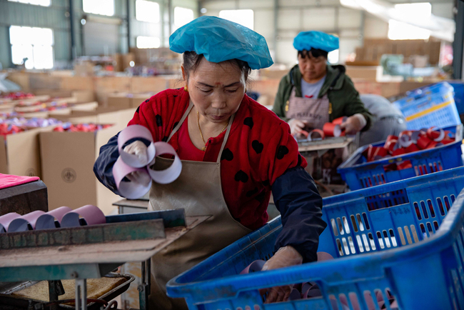 Staff work in a factory in Suqian, Jiangsu province, October 30, 2018. [Photo: IC]