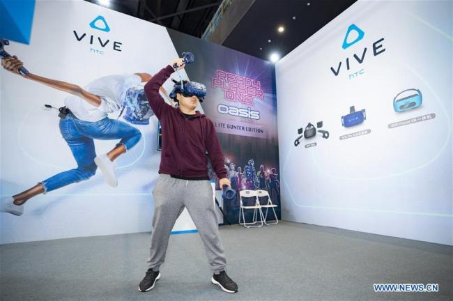 A visitor experiences a VR set at the fifth World Internet Conference (WIC) in Wuzhen, east China's Zhejiang Province, Nov. 7, 2018. [Photo: Xinhua/Cai Yang]