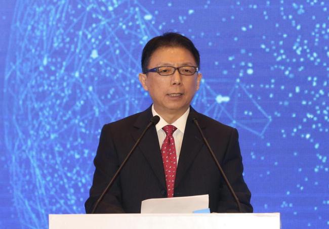 Zhou Shuchun, publisher and editor-in-chief of China Daily, delivers a speech at a ministerial forum themed "Bridging the Digital Divide" in Wuzhen, East China's Zhejiang province on Nov 8, which serves as a sub-forum of the fifth World Internet Conference. [Photo:Chinadaily]