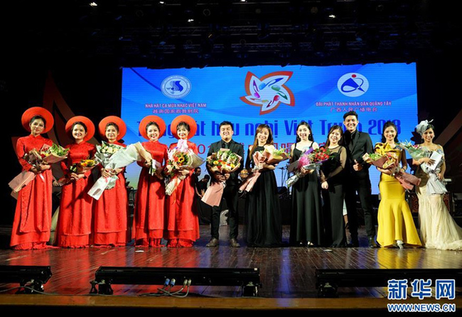 Vietnamese winners, who stood out at the final qualifying round for a Sino-Vietnam friendship singing contest, pose together for a picture on Nov 10. [Photo:news.cn]