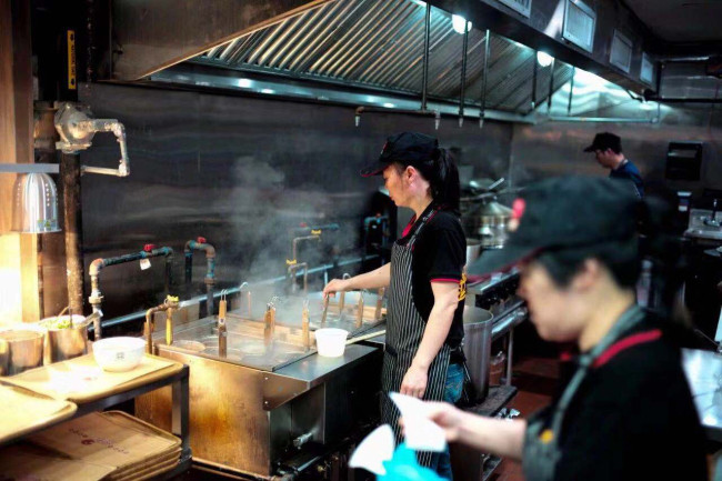 Staff working in the kitchen. / Screenshot via WeChat
