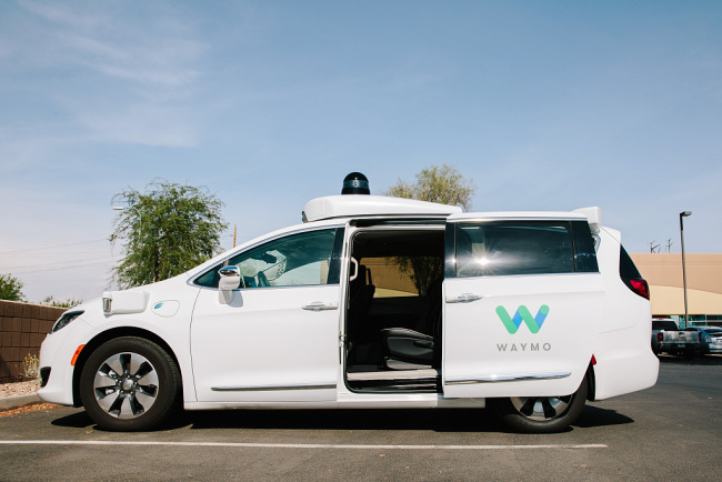 Google's sibling company Waymo is starting the world's first commercial self-driving car service in early December, building a direct rival to Uber and Lyft. [File Photo: VCG]