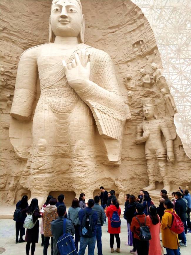 The replica of the Buddhist statue has attracted many visitors.[Photo:CGTN]