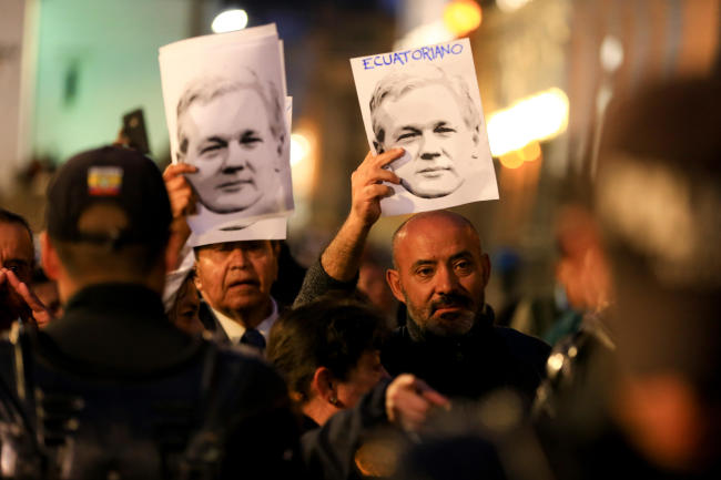 People hold posters with images of WikiLeaks founder Julian Assange during a support rally in front of the Carondelet Palace in Quito, Ecuador, 31 October 2018. [Photo: IC]