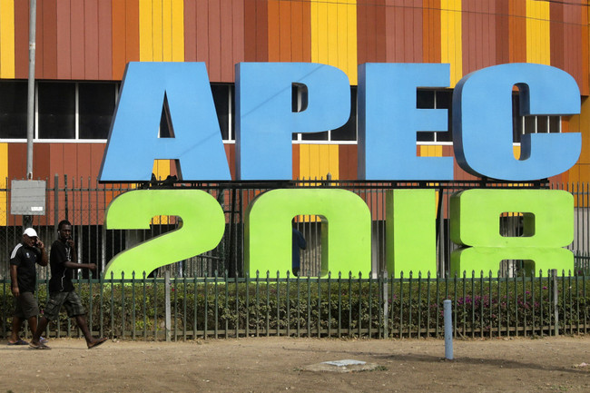 Men pass by the Asia-Pacific Economic Cooperation (APEC) summit giant signboard in Port Moresby, Papua New Guinea, 11 November 2018. The 30th Asia-Pacific Economic Cooperation (APEC) summit brings together world leaders from its 21 Pacific Rim member nations and is being hosted for the first time by Papua New Guinea on 17 and 18 November 2018. [Photo: IC]