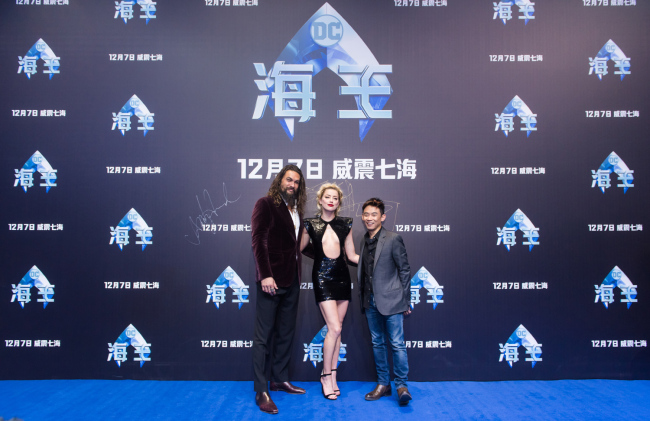  'Aquaman' director James Wan (right), with stars Jason Momoa (left) and Amber Heard (right), pose for a picture at the movie's premiere in Beijing on November 18, 2018. [Photo provided to China Plus]