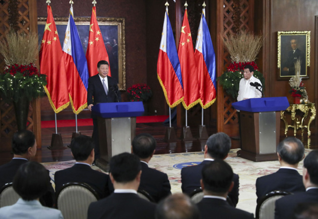 Chinese President Xi Jinping and his Philippine counterpart Rodrigo Duterte meet the press after a meeting in Manila on Tuesday, November 20, 2018. [Photo: gov.cn]