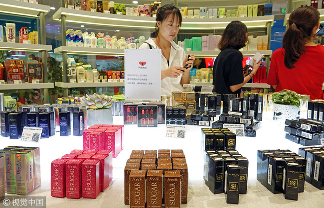 Consumers select goods at a cross-border e-commerce offline store in Zhengzhou, Henan Province on August 11, 2018. [File photo: VCG]