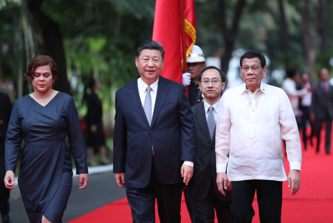 Chinese President Xi Jinping and his Philippine counterpart Rodrigo Duterte head for the main building of the presidential palace after a welcome ceremony in Manila, the Philippines, Nov. 20, 2018. [Photo: Xinhua/Ju Peng]