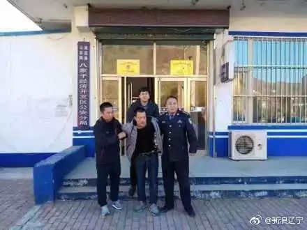 The suspect has been caught by the police after hitting several children when driving outside a primary school in Liaoning Province. [Photo: youth.cn]