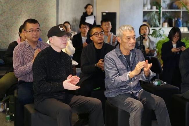 Veteran director Feng Xiaogang (left) and Tian Zhuangzhuang (right) attend an occasion marking the "Young Shoots" program's fourth year in Beijing on November 21, 2018. [Photo provided to China Plus]